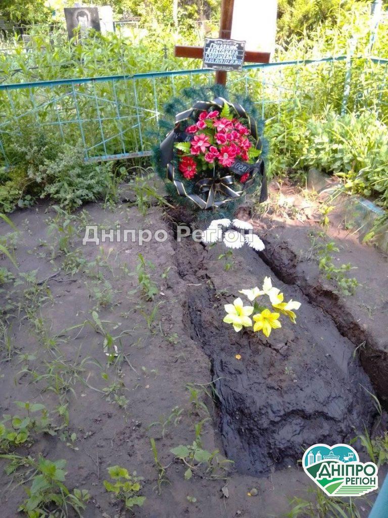 На Дніпропетровщині у Чаплях через дощі зруйнувалися могили на кладовищі (ФОТО)
