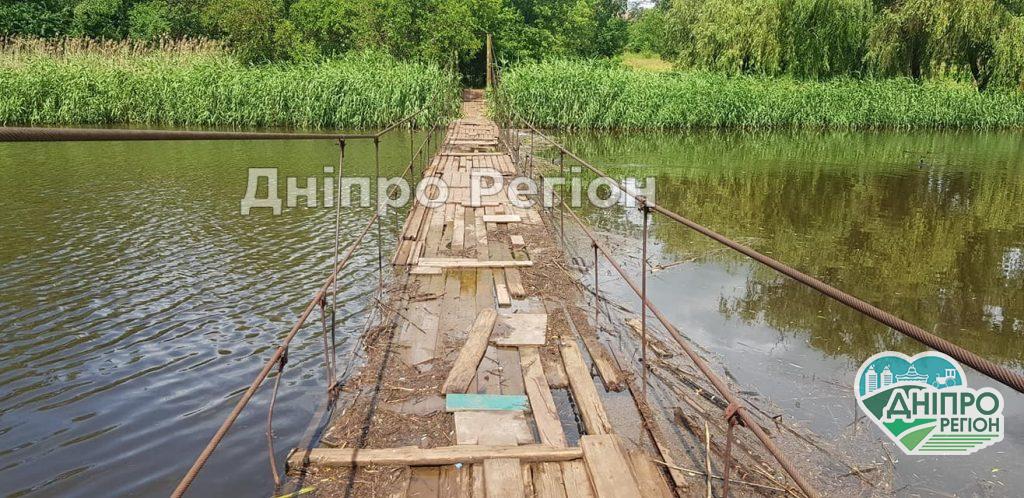 На Дніпропетровщині аварійний міст може піти під воду разом дітьми, які йдуть до школи (ФОТО) На Дніпропетровщині аварійний міст може піти під воду разом дітьми, які йдуть до школи (ФОТО)