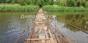 На Дніпропетровщині аварійний міст може піти під воду разом дітьми, які йдуть до школи (ФОТО)