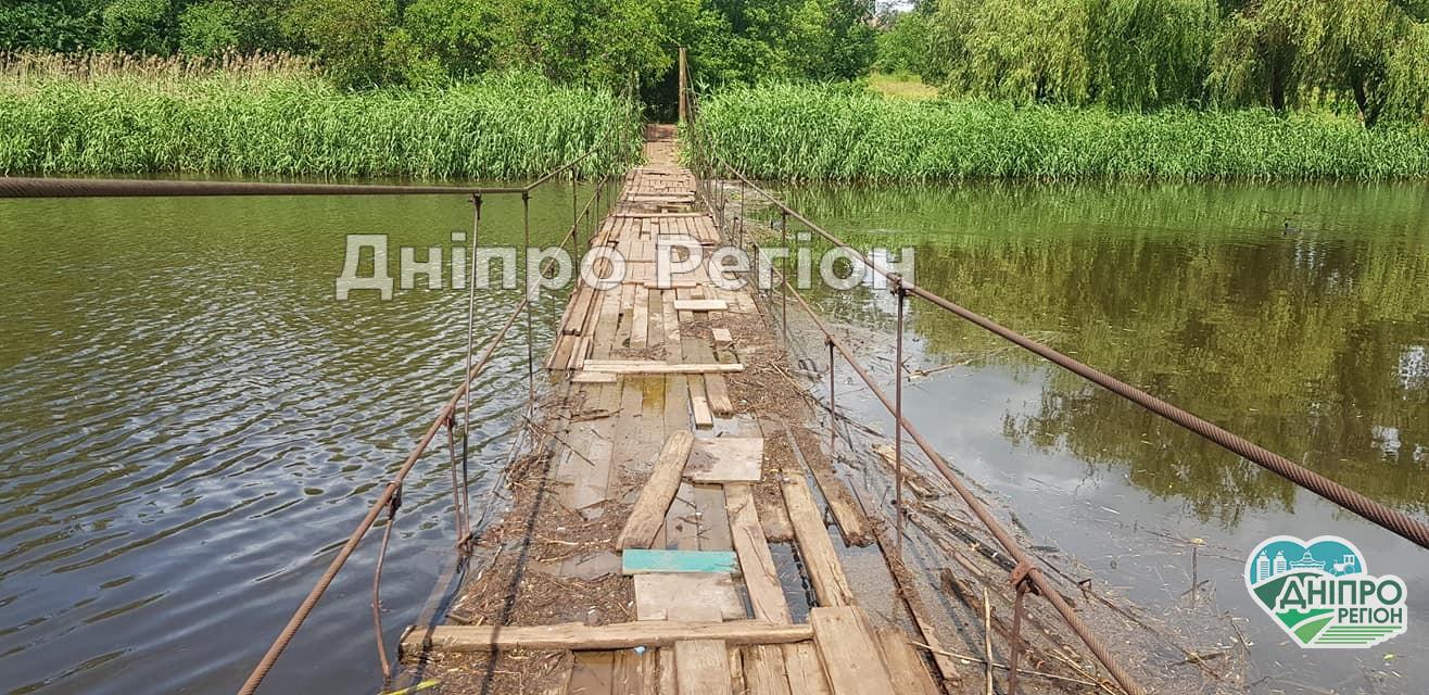 На Дніпропетровщині аварійний міст може піти під воду разом дітьми, які йдуть до школи (ФОТО)