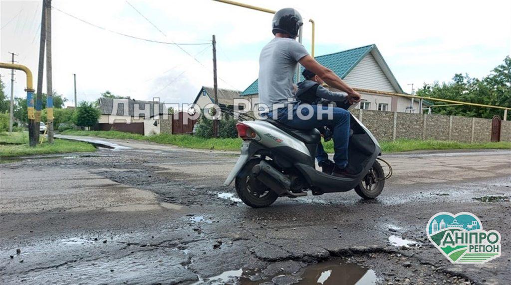 Вщент вкриті ямами: на Дніпропетровщині водій самостійно почав засипати вибоїни на дорогах (ФОТО) Вщент вкриті ямами: на Дніпропетровщині водій самостійно почав засипати ями на дорогах (ФОТО)