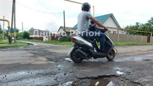 Вщент вкриті ямами: на Дніпропетровщині водій самостійно почав засипати вибоїни на дорогах (ФОТО)