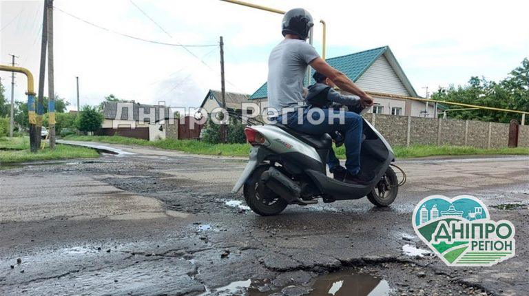 Вщент вкриті ямами: на Дніпропетровщині водій самостійно почав засипати ями на дорогах (ФОТО)