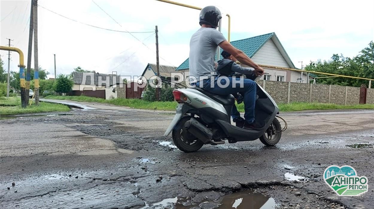 Вщент вкриті ямами: на Дніпропетровщині водій самостійно почав засипати ями на дорогах (ФОТО)