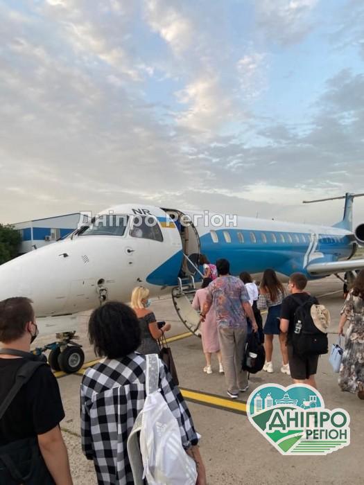 Переліт Київ – Миколаїв тепер замість 50 хвилин триває 2 години: літак залітає до Кривого Рогу Переліт Київ - Миколаїв тепер замість 50 хвилин триває 2 години: літак залітає до Кривого Рогу