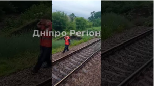 На Дніпропетровщині під залізницею обвалилася земля: що сталося (ВІДЕО)