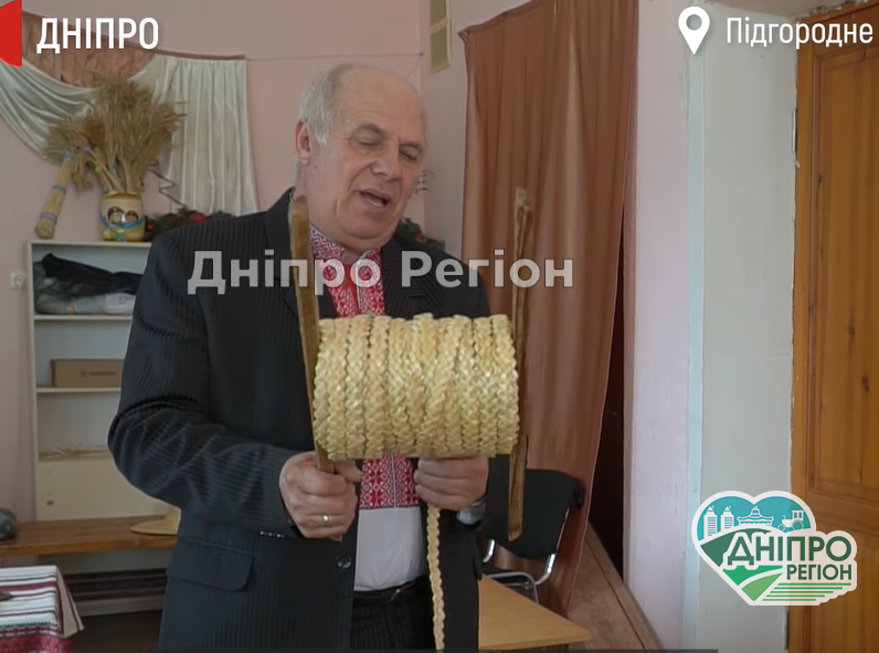 На Дніпропетровщині чоловік власноруч зробив понад 4 тисячі солом’яних брилів (ВІДЕО) На Дніпропетровщині чоловік власноруч зробив понад 4 тисячі солом'яних брилів (ВІДЕО)