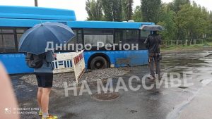 У Дніпрі на Лівому березі маршрутка провалилась під асфальт (Фото)