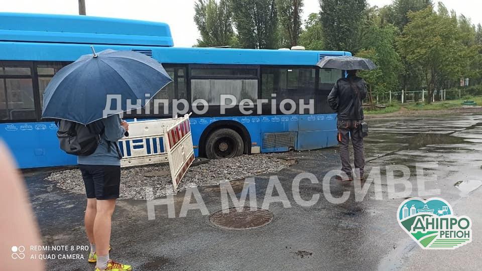 У Дніпрі на Лівому березі маршрутка провалилась під асфальт (Фото) У Дніпрі на Лівому березі маршрутка провалилась під асфальт (Фото)