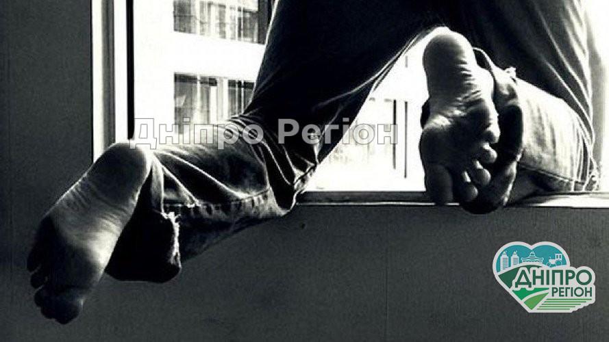 Наклав на себе руки через кредити: у Дніпрі чоловік вийшов із вікна