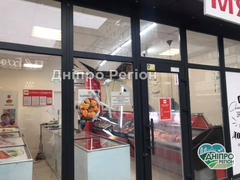 У Дніпрі в магазині через зливу обвалилася стеля (Фото) У Дніпрі в магазині через зливу обвалилася стеля (Фото)