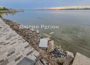Знову обвал: у Дніпрі біля Фестивального причалу набережна впала у воду