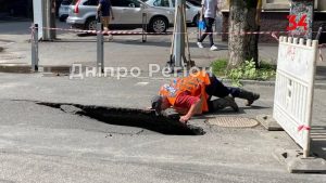 На Старокозацькій сталися провали: у Дніпрі проїзд від вул. Михайла Грушевського до вул. Троїцької перекрито