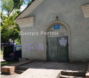 Малоприємна картина: на Дніпропетровщині поруч з житловими будинками працює морг (Фото)