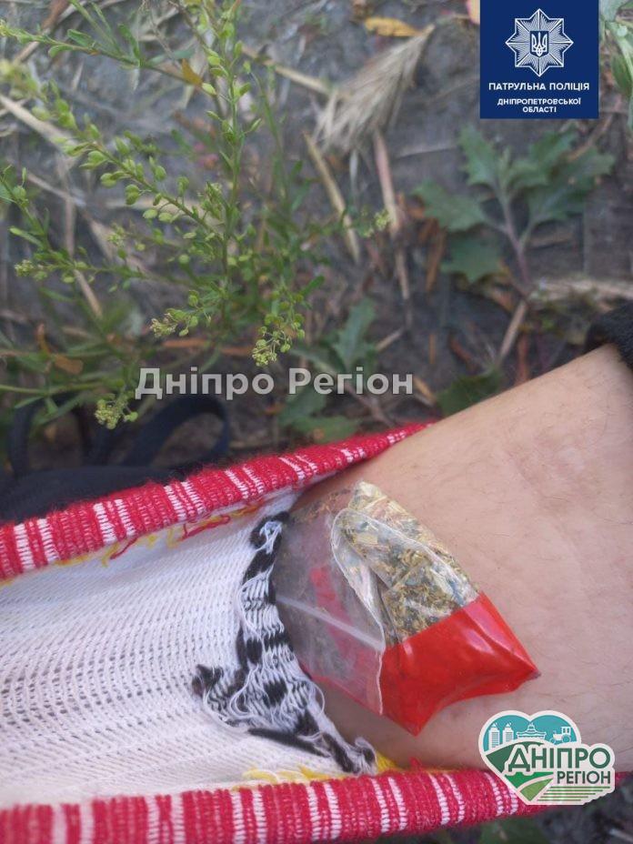 На Дніпропетровщині обабіч траси лежить 15-річний хлопець і втрачає свідомість (ФОТО) На Дніпропетровщині обабіч траси лежить 15-річний хлопець і втрачає свідомість (ФОТО)