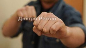 У Дніпрі в супермаркеті АТБ четверо хлопців побили поліцейського і вкрали в нього телефон