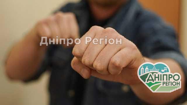 У Дніпрі в супермаркеті АТБ четверо хлопців побили поліцейського і вкрали в нього телефон У Дніпрі в супермаркеті АТБ четверо хлопців побили поліцейського і вкрали в нього телефон
