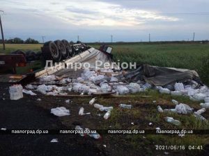 На трасі Павлоград-Дніпро перекинулася вантажівка: водій заснув за кермом (ФОТО)