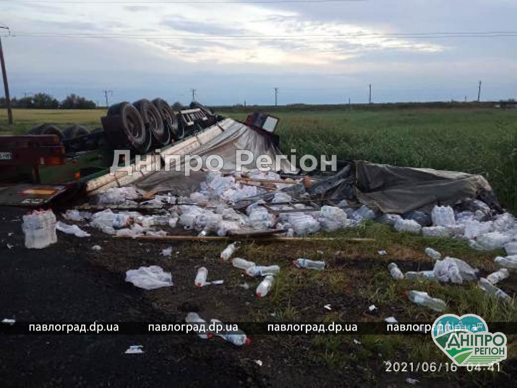 На трасі Павлоград-Дніпро перекинулася вантажівка: водій заснув за кермом (ФОТО) Миттєва реакція водія, що заснув за кермом: на трасі Павлоград - Дніпро перекинулася вантажівка