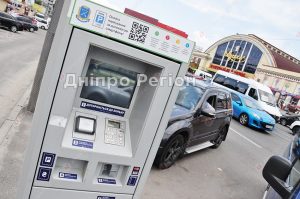 У Дніпрі відновлюють платні парковки: за які не треба платити (Карта-схема)