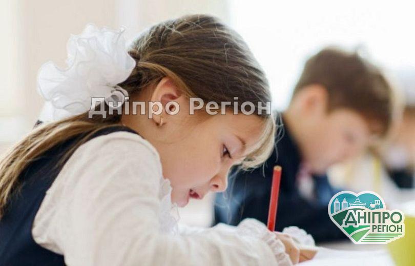 У Дніпрі батьки майбутніх першокласників пішли до суду: школа припинила набирати перші класи Як у Дніпрі дітей-переселенців влаштувати до школи: відео