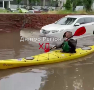 У Дніпрі по вулиці Столярова чоловік плаває на каяку (ФОТО/ВІДЕО )
