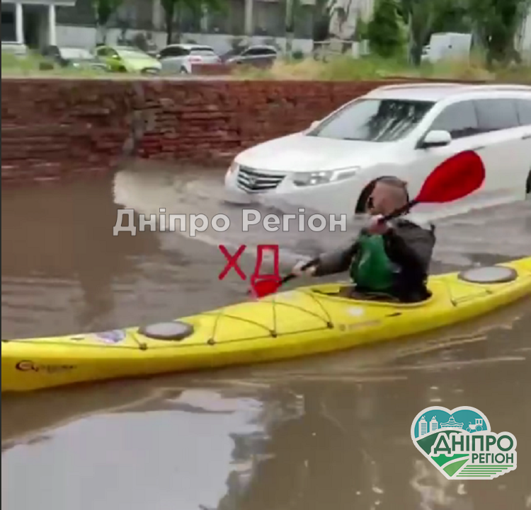 У Дніпрі по вулиці Столярова чоловік плаває на каяку (ФОТО/ВІДЕО ) У Дніпрі по вулиці Столярова чоловік плаває на каяку (ФОТО/ВІДЕО )