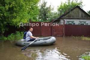 У Дніпрі люди по вулиці плавають на човнах (ФОТО/ВІДЕО)