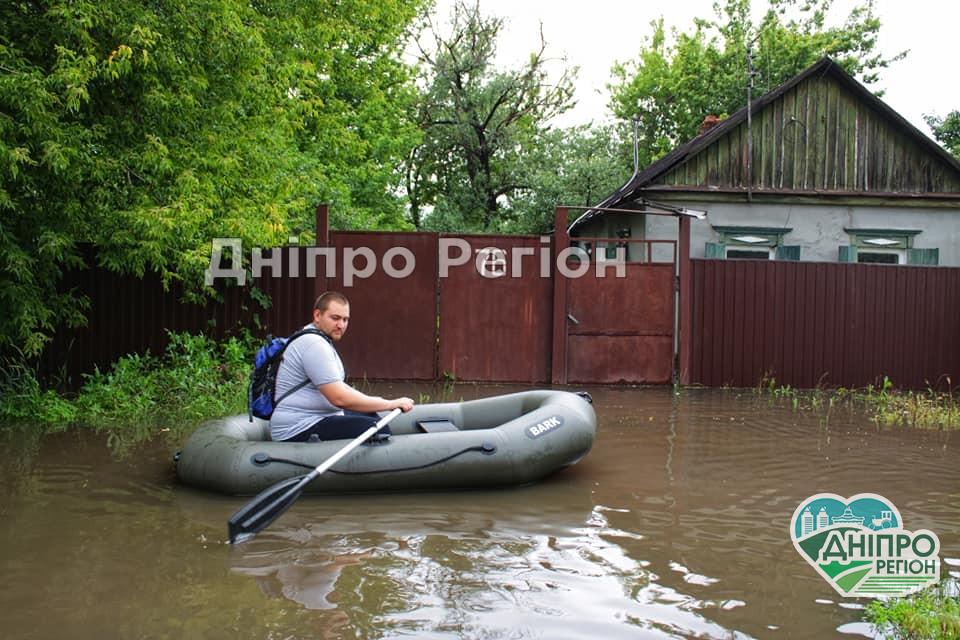 У Дніпрі люди по вулиці плавають на човнах (ФОТО/ВІДЕО)