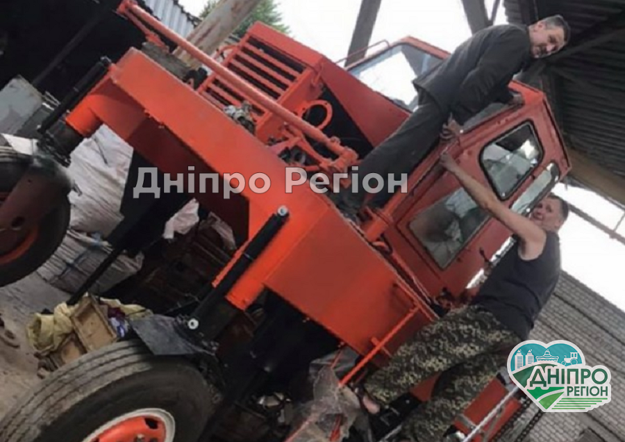 У Дніпрі з’явився двоповерховий трактор: його не побачиш на вулицях міста (ФОТО) У Дніпрі з'явився двоповерховий трактор: його не побачиш на вулицях міста (ФОТО)