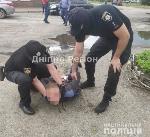Вимагав підвищення по роботі та грошей: на Дніпропетровщині чоловік шантажував колегу компроматом