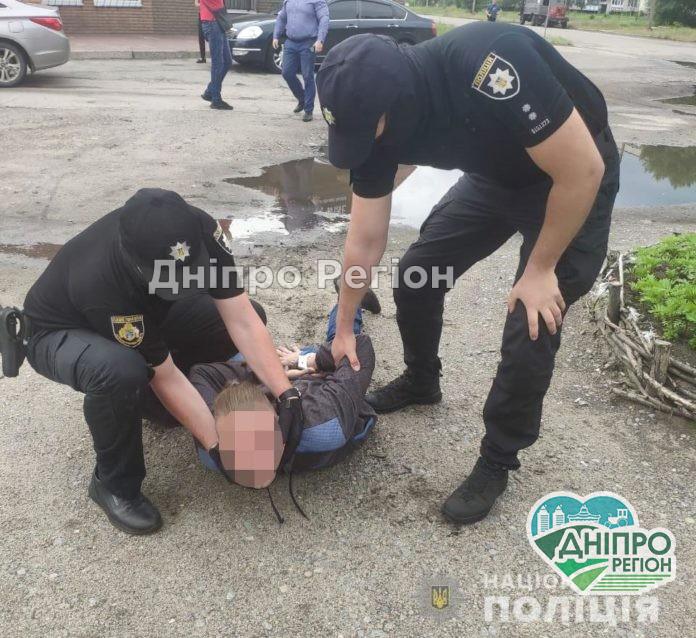 Вимагав підвищення по роботі та грошей: на Дніпропетровщині чоловік шантажував колегу компроматом Вимагав підвищення по роботі та грошей: на Дніпропетровщині чоловік шантажував колегу компроматом