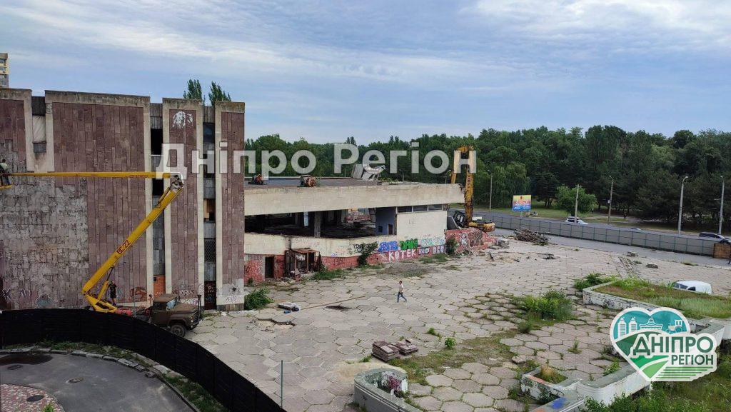 У Дніпрі на Перемозі зносять кінотеатр Салют: працює важка техніка (ФОТО/ВІДЕО)