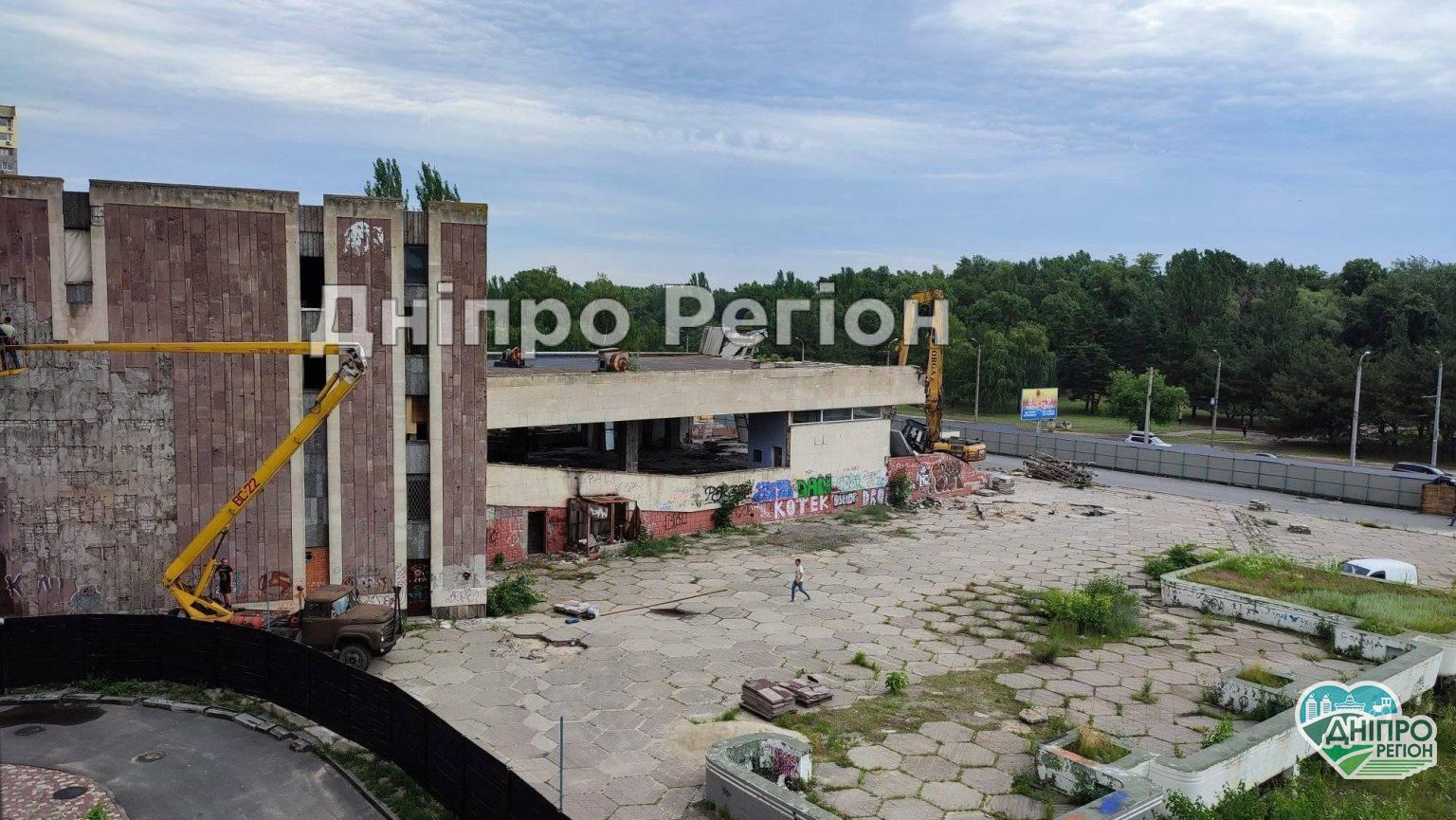 У Дніпрі на ж/м Перемога почали демонтувати кінотеатр Салют (ФОТО/ВІДЕО) У Дніпрі на Перемозі зносять кінотеатр Салют: працює важка техніка (ФОТО/ВІДЕО)