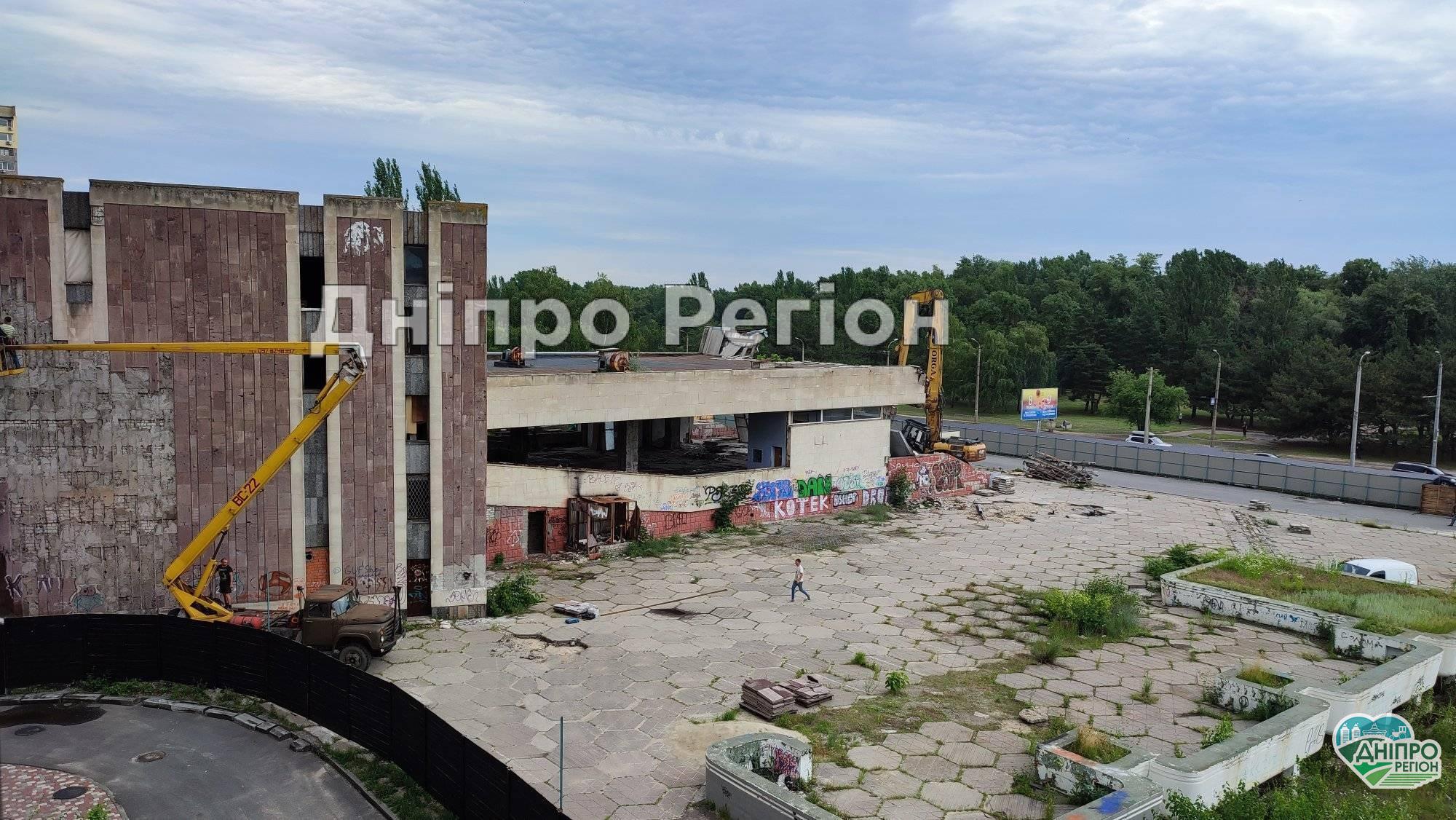 У Дніпрі на Перемозі зносять кінотеатр Салют: працює важка техніка (ФОТО/ВІДЕО)