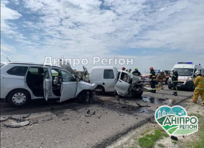 Миттєва смерть: троє мешканців Дніпропетровщини загинули в ДТП Троє людей із Дніпропетровщини загинули миттєво: смертельна ДТП сталася на очах у поліцейських
