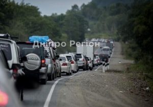 Рух в напрямку Азовського моря паралізовано: дніпряни їдуть відпочивати (ВІДЕО)