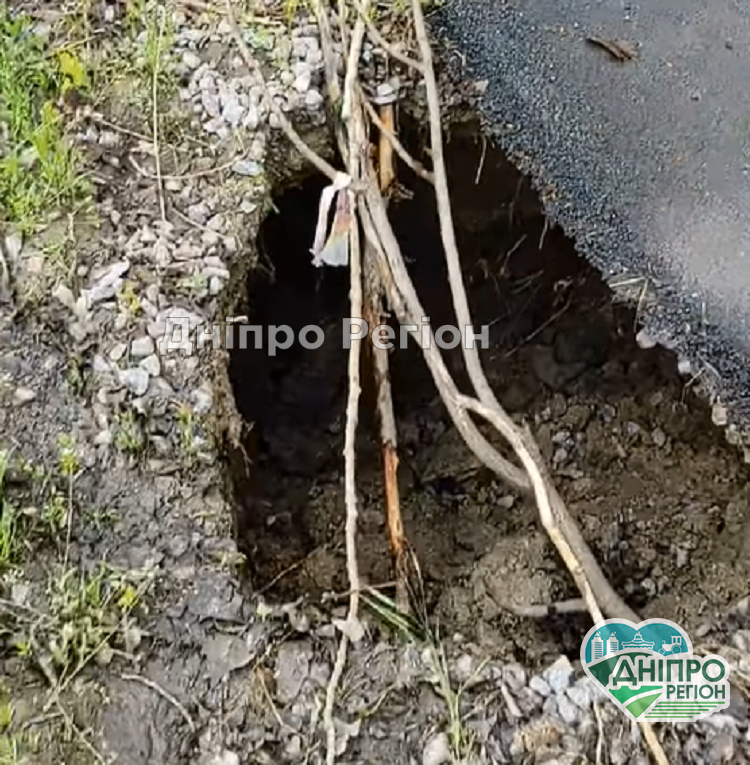 Земля провалюється та йде під ногами: у Нікополі люди діляться моторошними фото і відео Земля провалюється та йде під ногами: у Нікополі люди діляться моторошними фото і відео