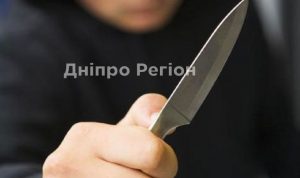 У центрі Дніпра неадекват з ножем накинувся на вагітну дівчину, – соцмережі