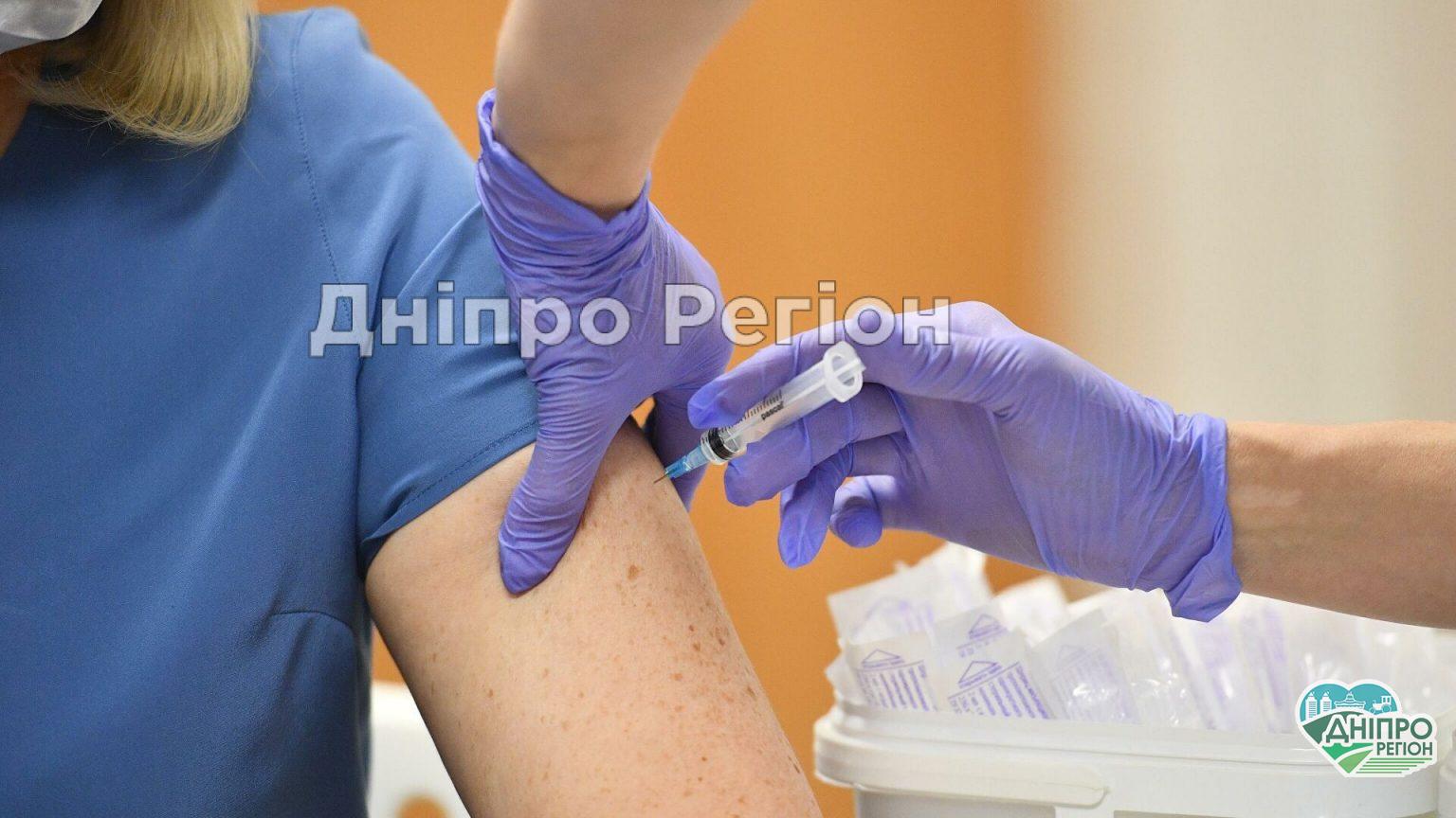 Вакцинація від коронавірусу: де у Дніпрі можна зробити щеплення з 22 по 28 листопада Хто обов'язково повинен зробити щеплення від COVID- 19: на Дніпропетровщині розширили перелік професій