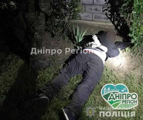 На Дніпропетровщині троє озброєних чоловіків увірвались в будинок і напали на фермера (ФОТО/ВІДЕО)