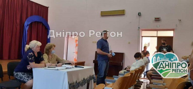 На Дніпропетровщині батьки школярів обурені реформуванням школи (ФОТО) На Дніпропетровщині батьки школярів обурені реформуванням школи (ФОТО)