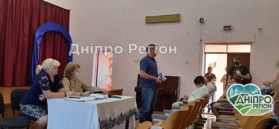 На Дніпропетровщині батьки школярів обурені реформуванням школи (ФОТО) На Дніпропетровщині батьки школярів обурені реформуванням школи (ФОТО)