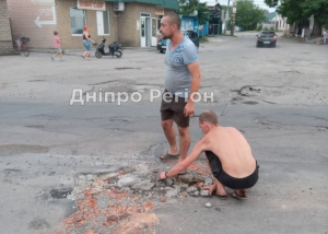 Могли заїхати на зупинку з людьми: під Дніпром в Обухівці люди самі ремонтують дорогу (ФОТО)