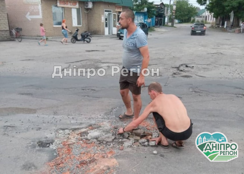 Могли заїхати на зупинку з людьми: під Дніпром в Обухівці люди самі ремонтують дорогу (ФОТО) Могли заїхати на зупинку з людьми: під Дніпром в Обухівці люди самі ремонтують дорогу (ФОТО)