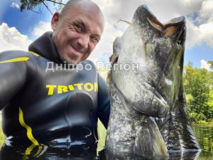 Рибак з Дніпра Павло Мосейчук під водою поборов сома більшого за людський зріст (ФОТО)
