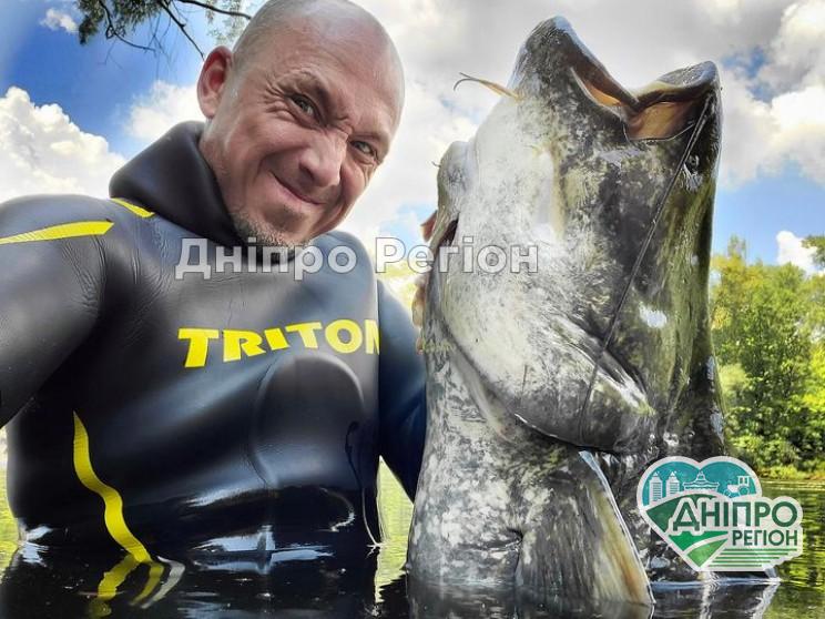 Рибак з Дніпра Павло Мосейчук під водою поборов сома більшого за людський зріст (ФОТО) Рибак з Дніпра Павло Мосейчук під водою поборов сома більшого за людський зріст (ФОТО)