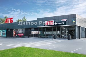 У супермаркеті поліцейські силою вивели покупця, який відмовлявся надіти маску (ВІДЕО)