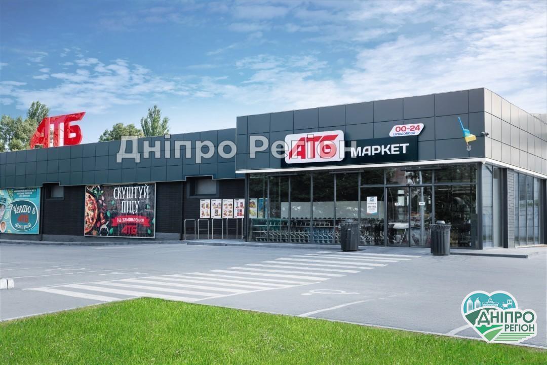 В АТБ поліцейські силою вивели покупця, бо він відмовлявся надіти маску (ВІДЕО)