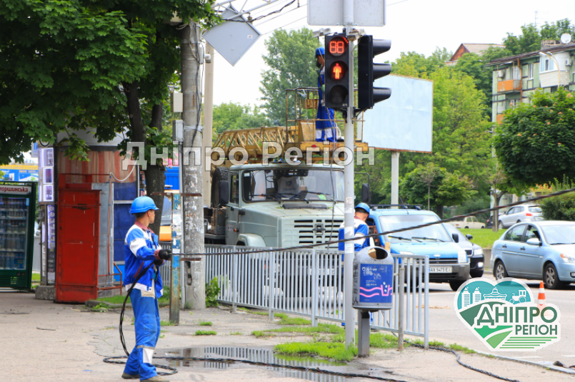 На проспекті Поля у Дніпрі повністю оновлюють вуличне освітлення: кому пощастило